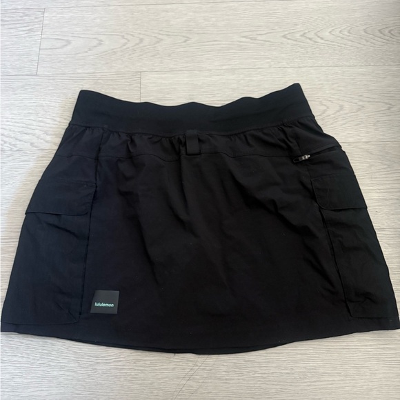 Lululemon Multi-Pocket Cargo High-Rise Hiking Skirt in Black, size 12 - Picture 3 of 4